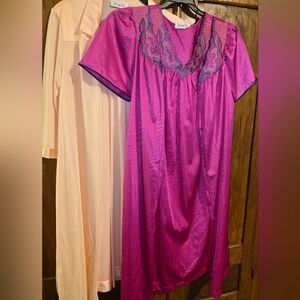 Set Of 2 VINTAGE Vanity FAIR Embroidered Night Gowns With Robe Size SMALL